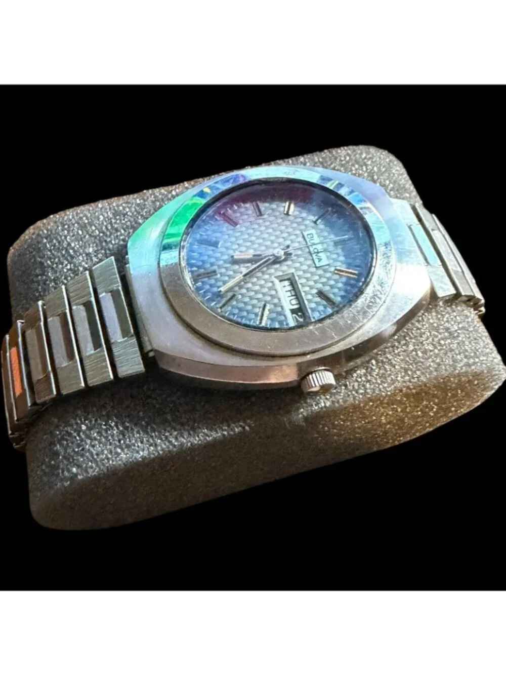 Vintage 1976 Bulova Mens Stainless Steel Day-Date Watch With Textured Blue Dial
